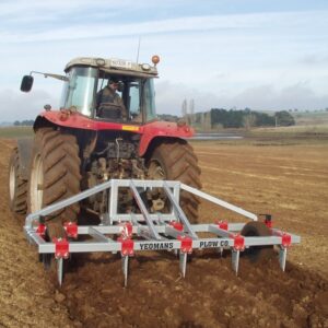 Yeomans plow fitted with fixed shanks and manual depth wheels